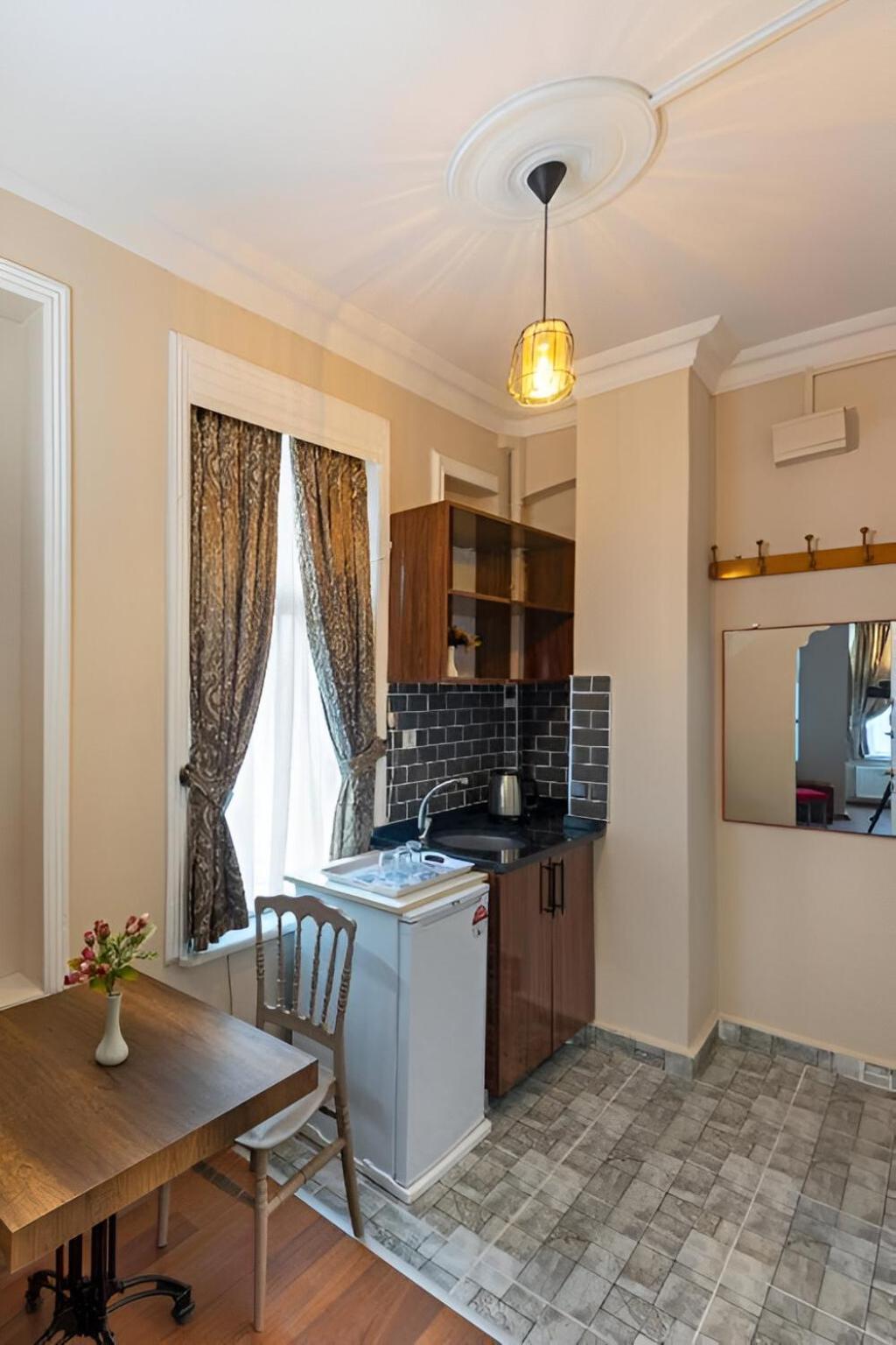 Grey House - Historical Peninsula 3*